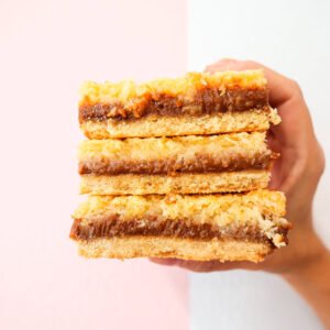 cuadrado de coco y dulce de leche